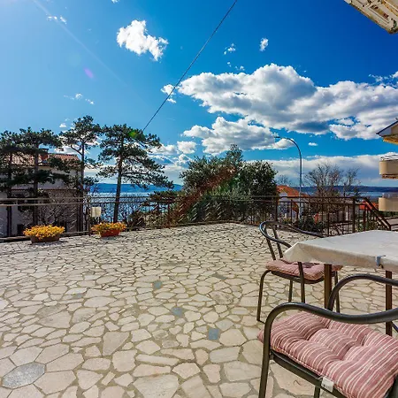 Hundefreundliches Studio-apartment Nur 250 Meter Zum Mit Meerblick Novi Vinodolski