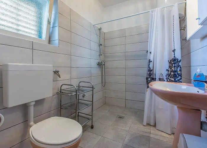 Hundefreundliches Studio-apartment Nur 250 Meter Zum Mit Meerblick Novi Vinodolski