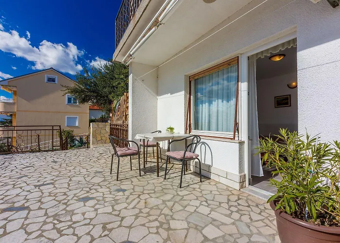 Daire Hundefreundliches Studio-apartment Nur 250 Meter Zum Mit Meerblick Novi Vinodolski